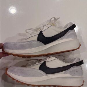 WOMEN'S NIKE WAFFLE DEBUT SNEAKERS
White, Gray and Black size 7 Good condition